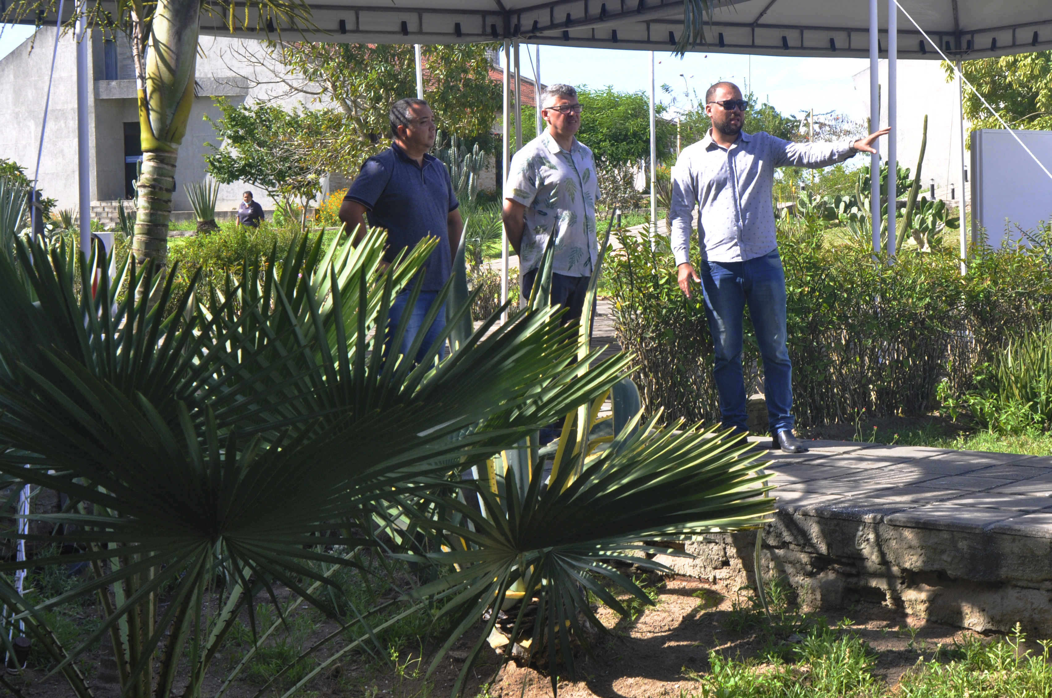 Marcelo Braga em visita ao INSA, acompanhado de representantes do Instituto